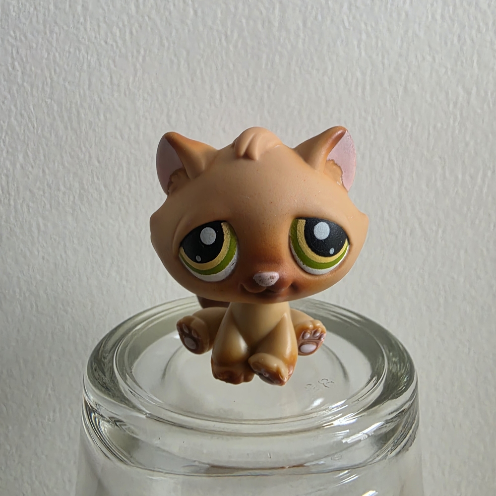 Littlest Pet Shop LPS #194 Brown Beige Sitting Cat, Yellow Green Eyes Authentic